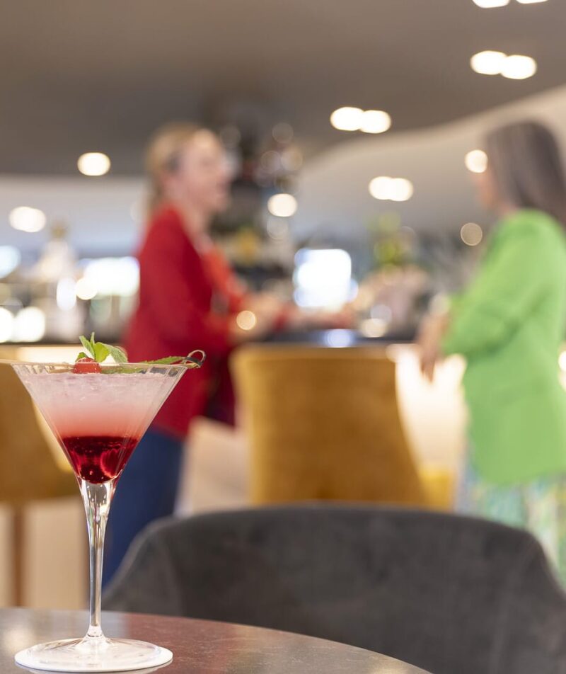 Elegante cocktail nel bar dell'hotel