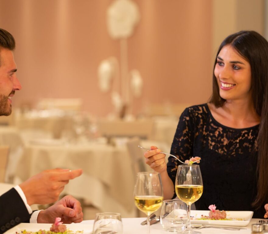Cena romantica in sala elegante hotel