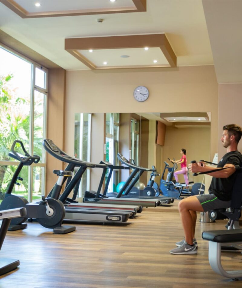 Palestra moderna con attrezzature avanzate.
