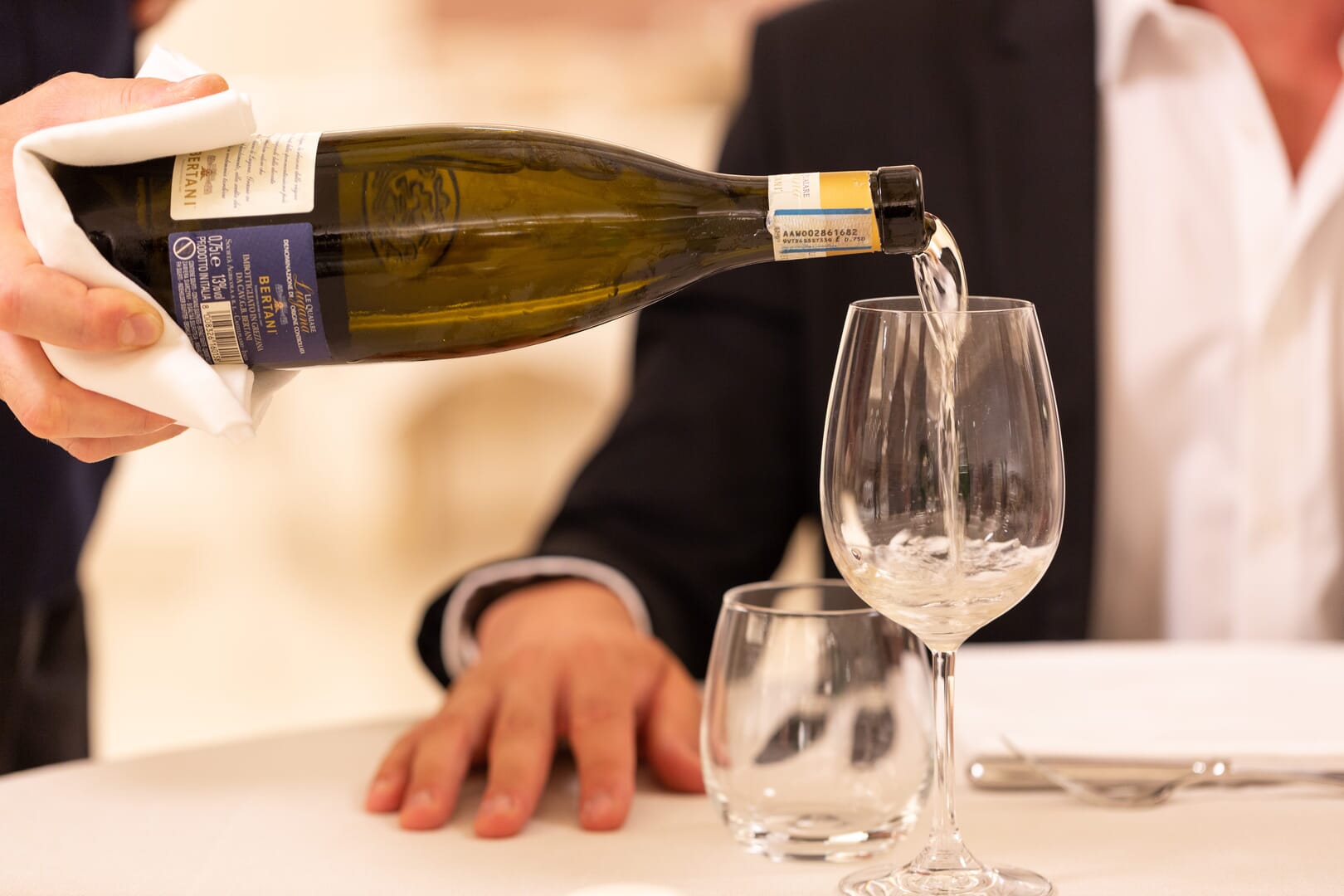 Versamento vino in bicchiere elegante
