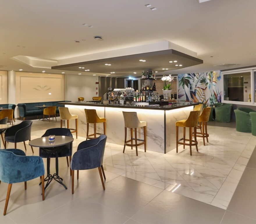 Elegante bar dell'hotel con arredi moderni