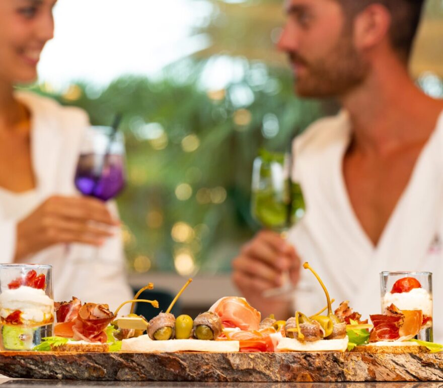 Coppia felice con antipasti gourmet.