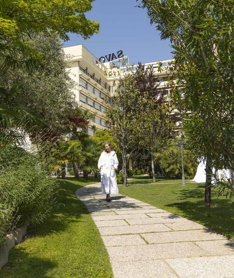 Ospite passeggiando nei giardini lussureggianti.