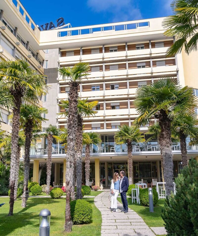 Ingresso accogliente con palme lussureggianti.