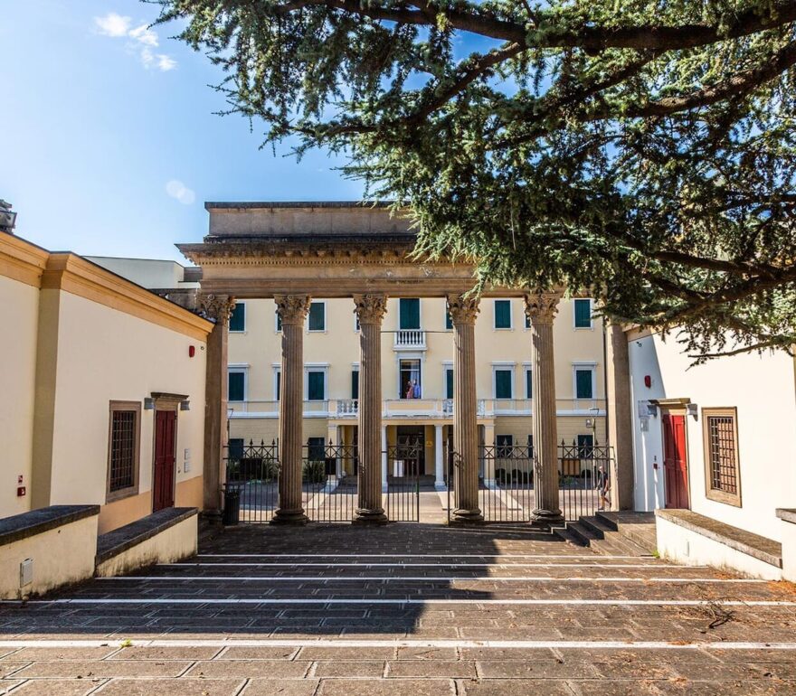 Hotel Savoia ingresso con colonne maestose.