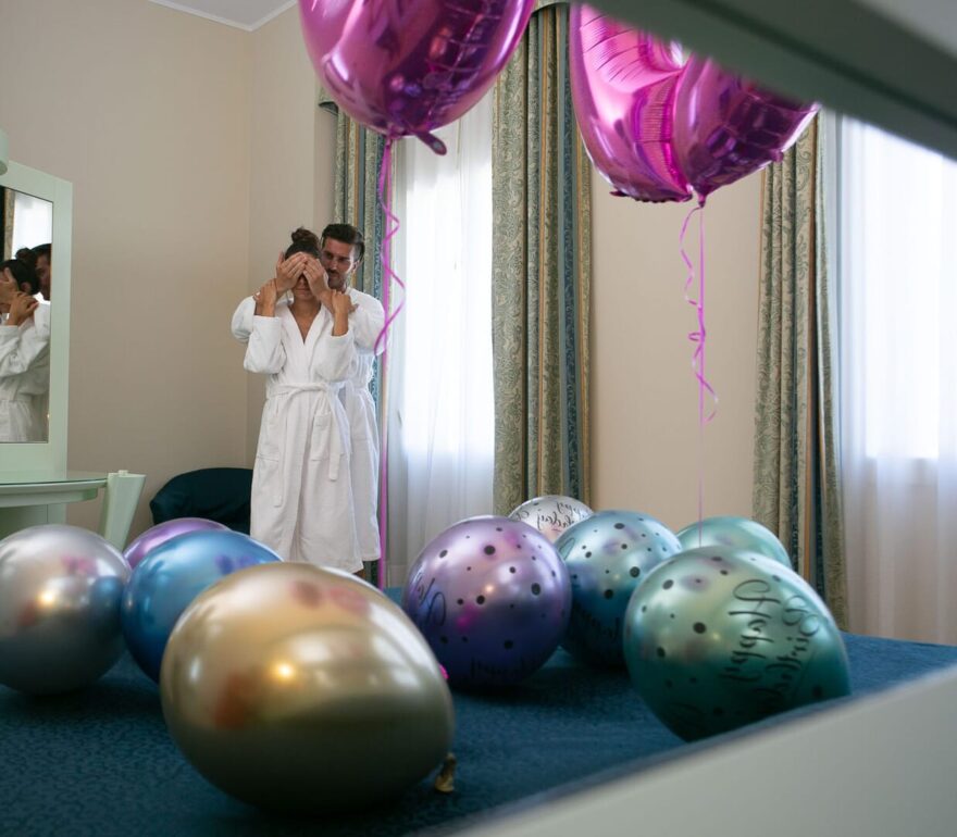 Momento magico in camera d'hotel