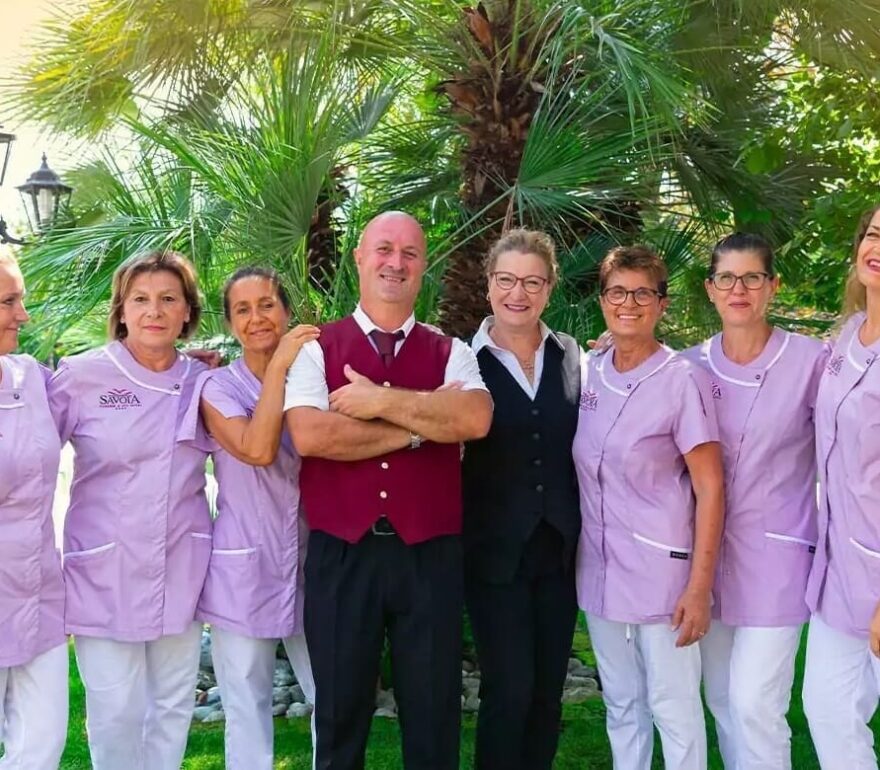 Staff sorridente in giardino rigoglioso