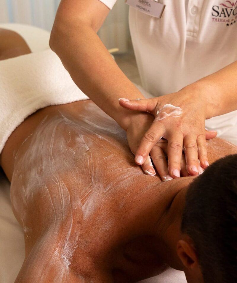 Massaggio alla schiena con crema rilassante in spa.
