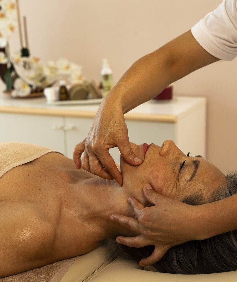Trattamento viso rilassante in spa benessere.
