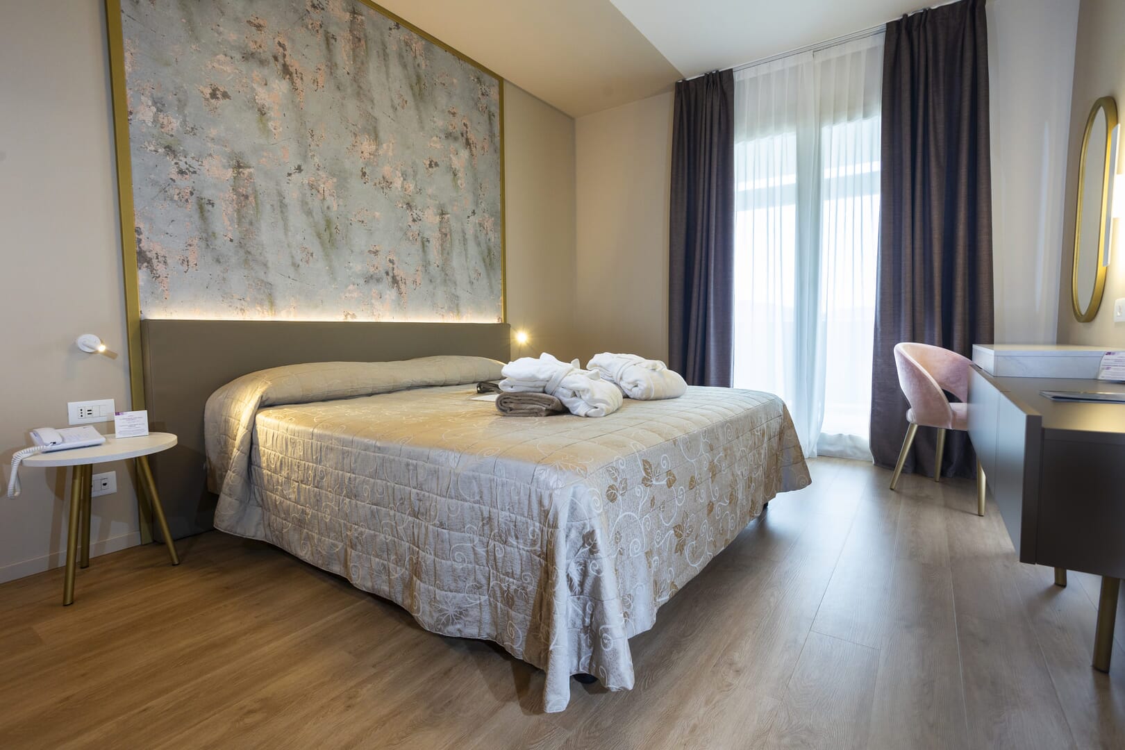 Camera moderna e accogliente con letto matrimoniale.