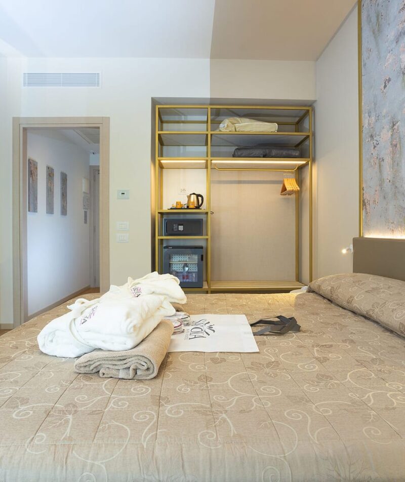 Camera accogliente con arredo moderno.