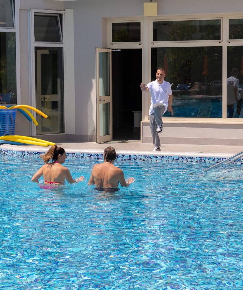 Relax nella piscina termale dell'hotel