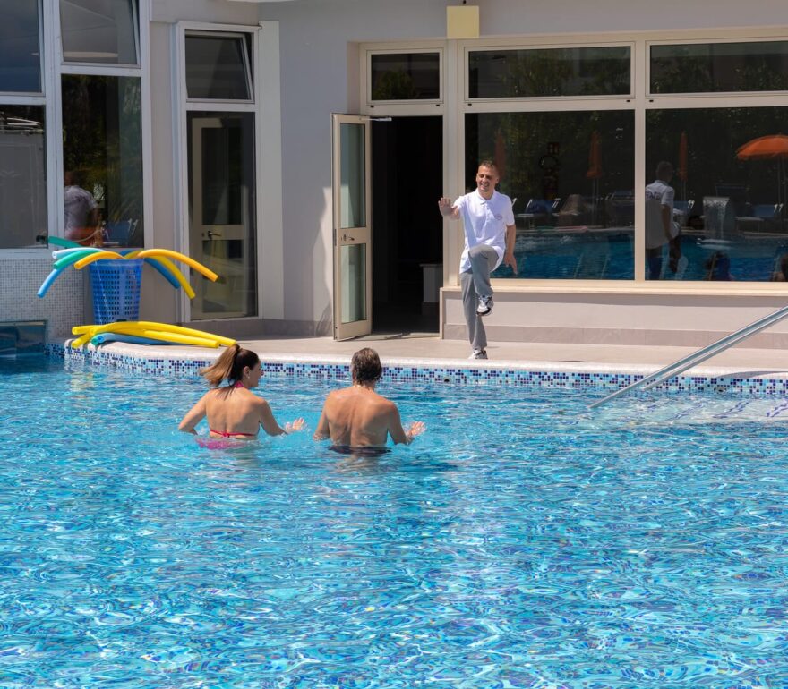 Relax nella piscina termale dell'hotel