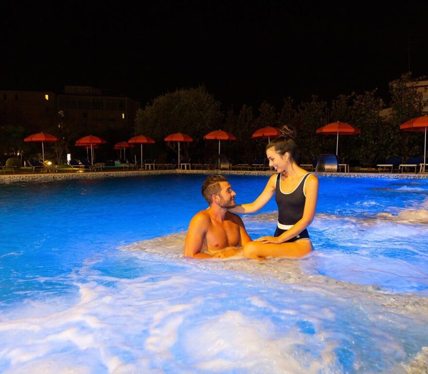 Romantica notte nella piscina termale.