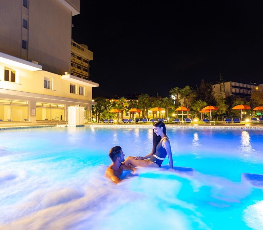 Piscina termale notturna, atmosfera rilassante.