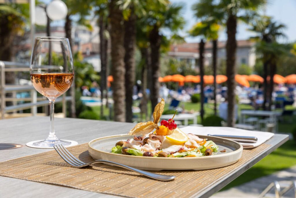 Pranzo gourmet all'aperto tra le palme