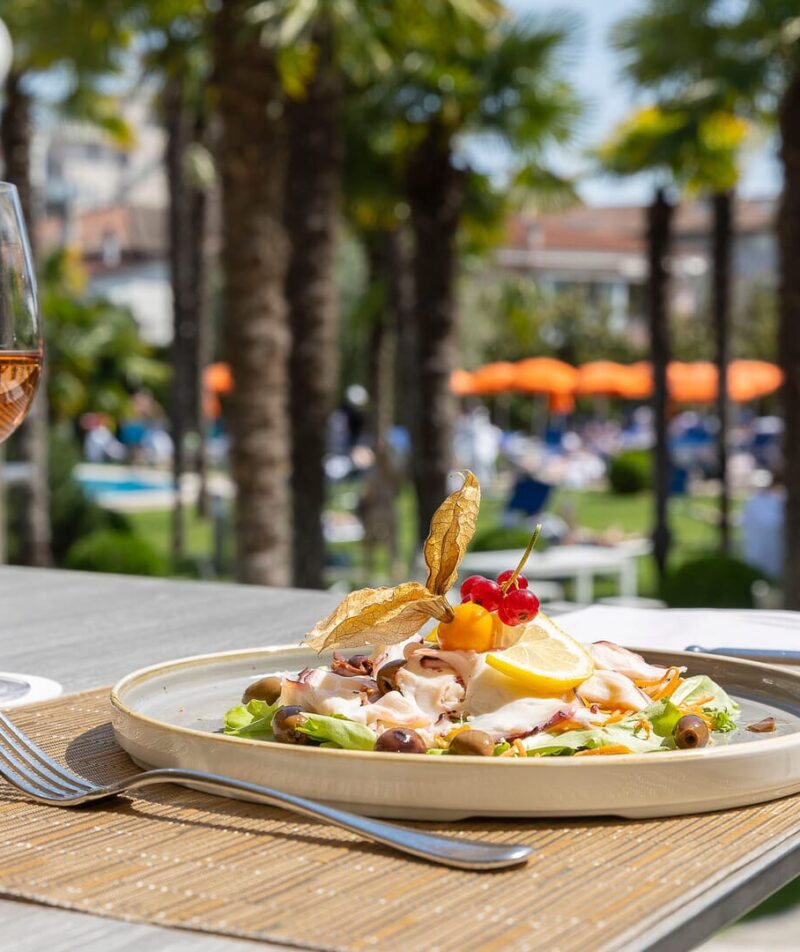 Pranzo gourmet all'aperto tra le palme