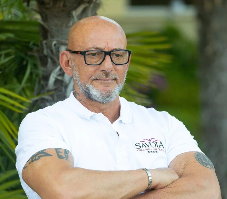 Professionista accogliente e rassicurante in giardino
