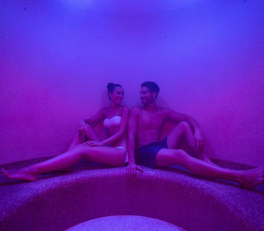 Relax nella sauna avvolti dalla luce soffusa.