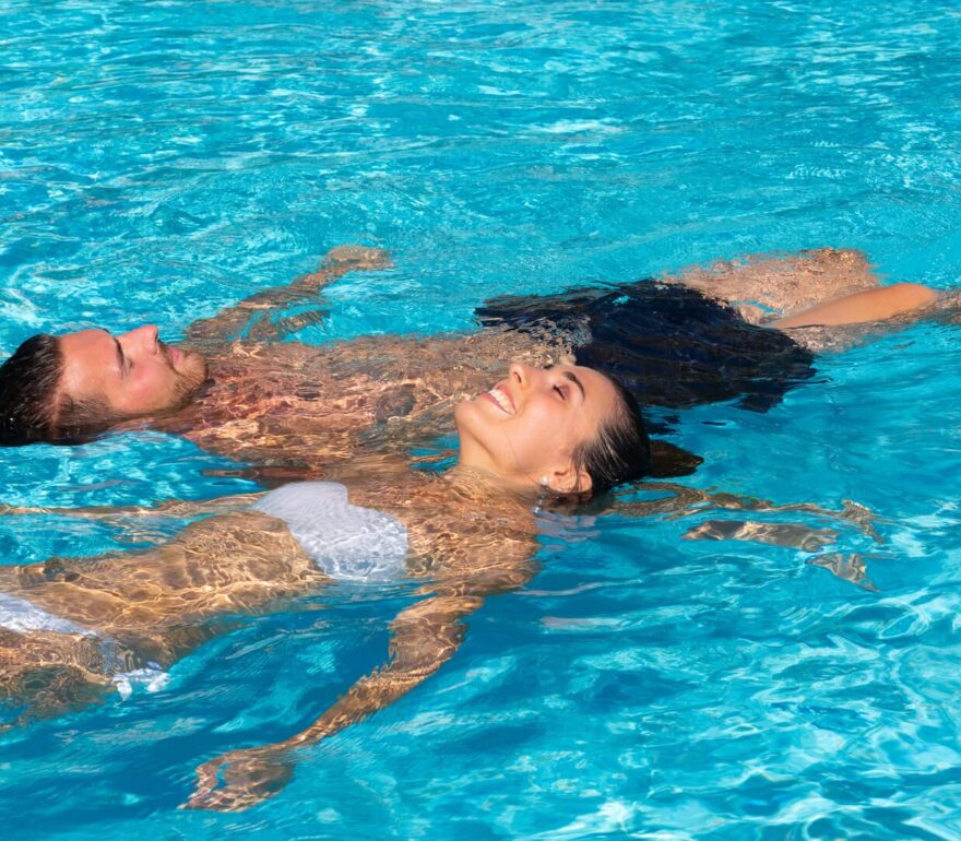 Ospiti rilassati in piscina termale