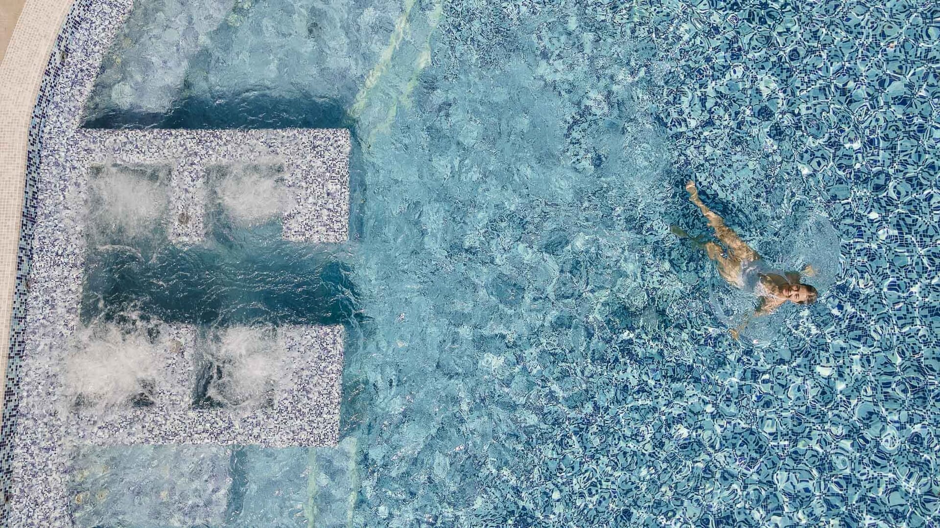 Relax nella nostra piscina termale azzurra.