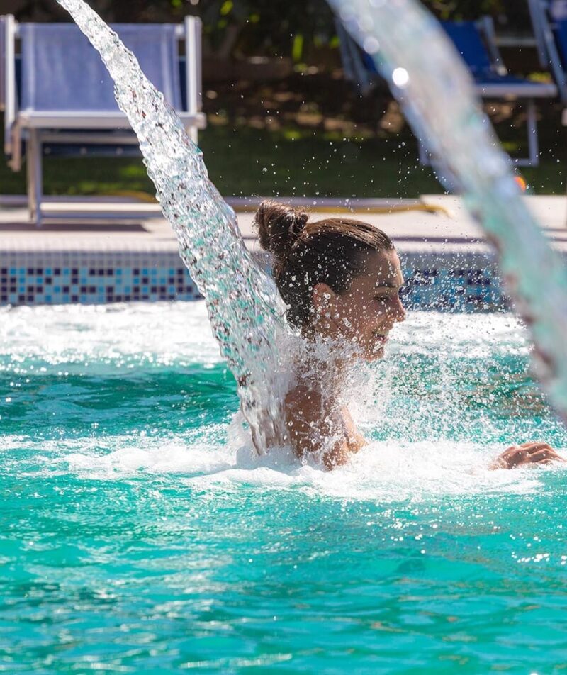 Momento di relax in piscina termale