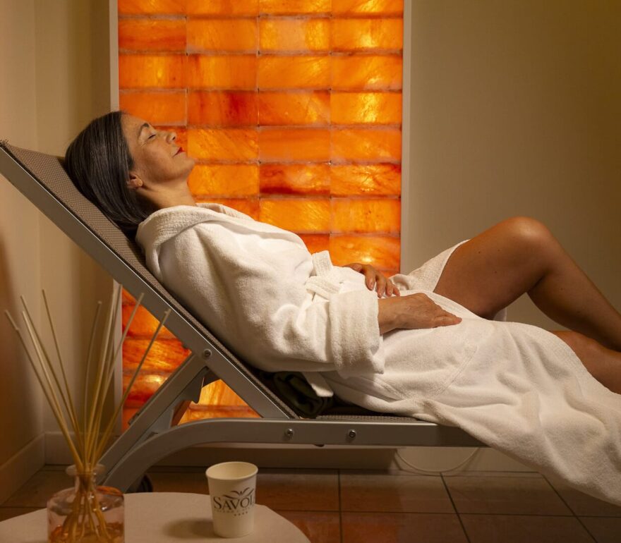 Rilassante area spa con luce calda.