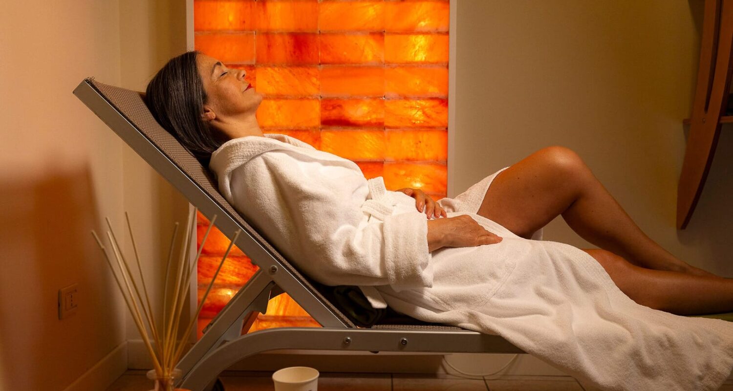 Donna in relax in una spa luminosa