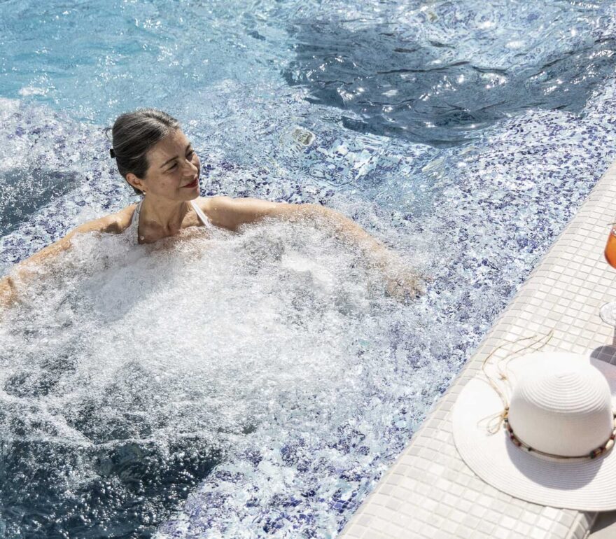 Rilassante bagno termale e cocktail.