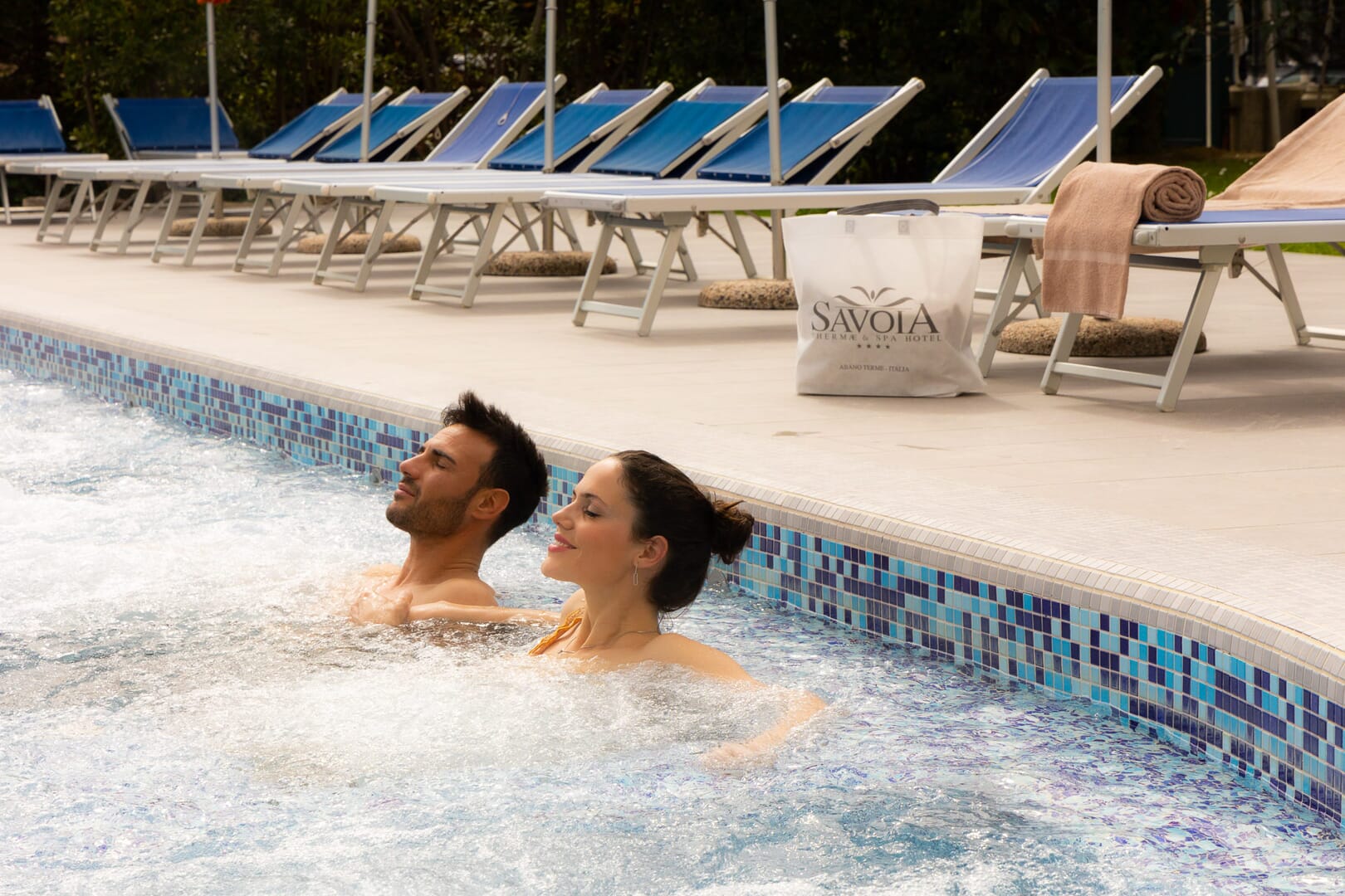 Relax nelle piscine termali dell'hotel.