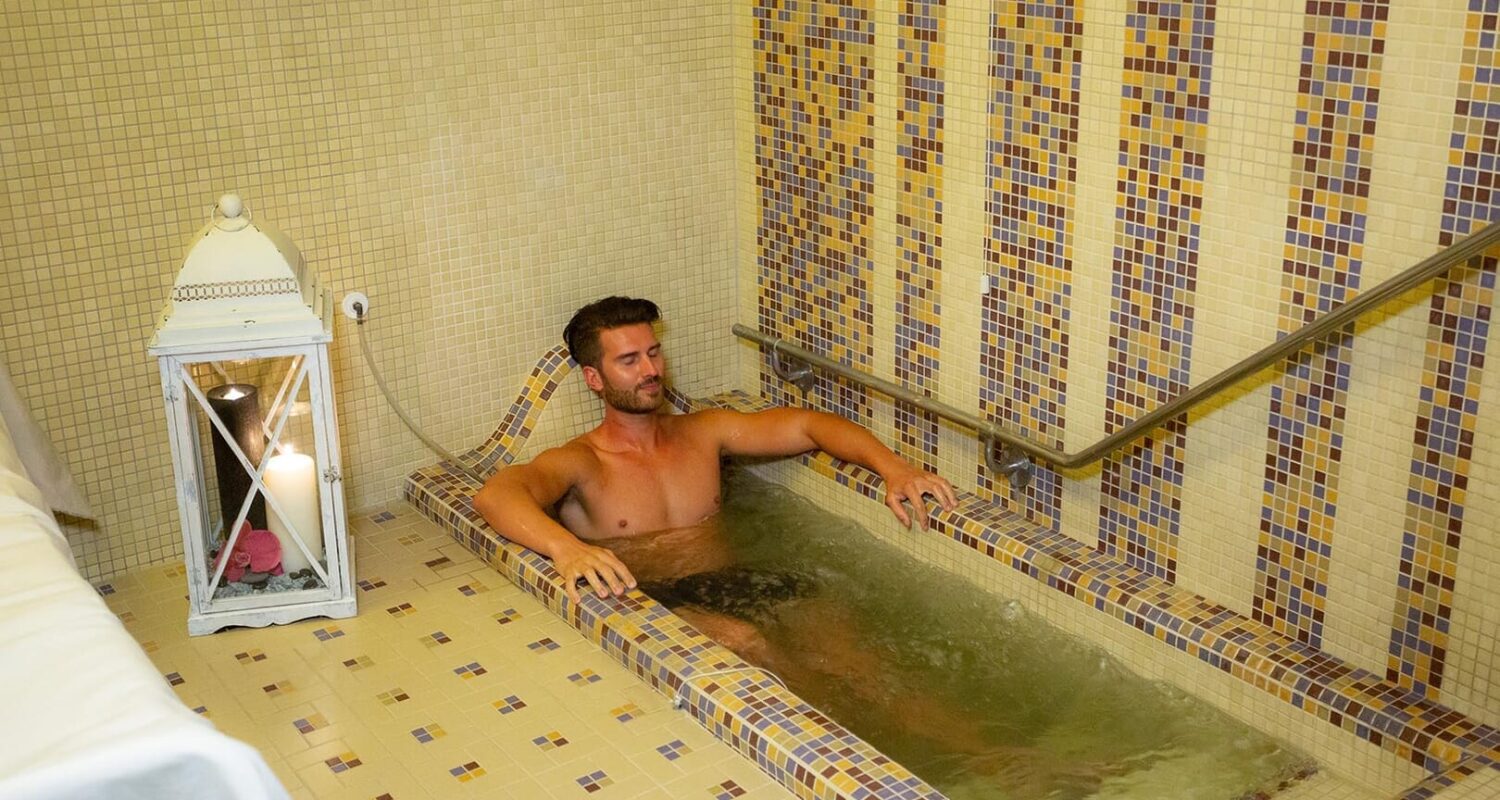 Rilassante bagno termale nell'hotel Savoia.