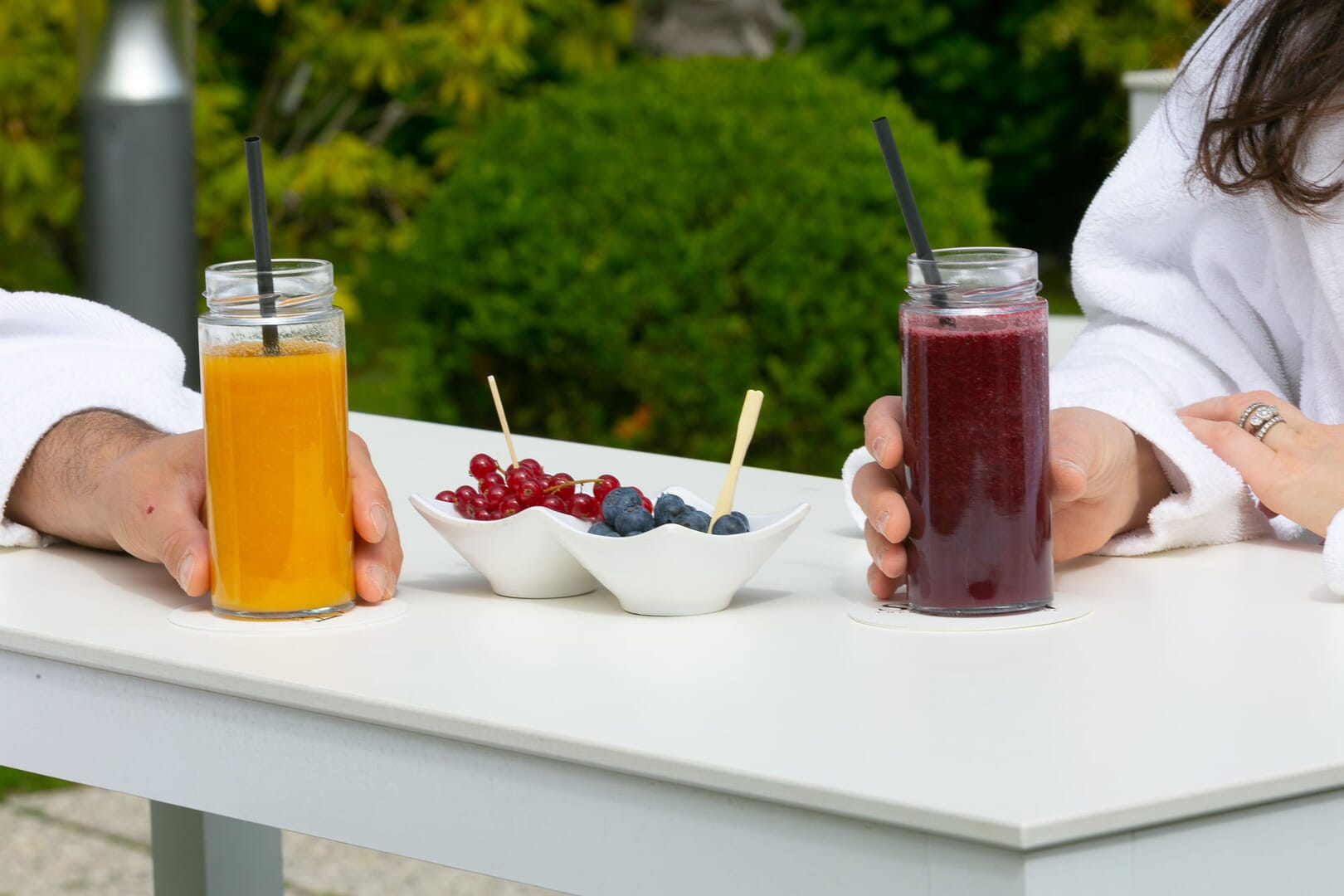 Frullati e frutta nel giardino termale
