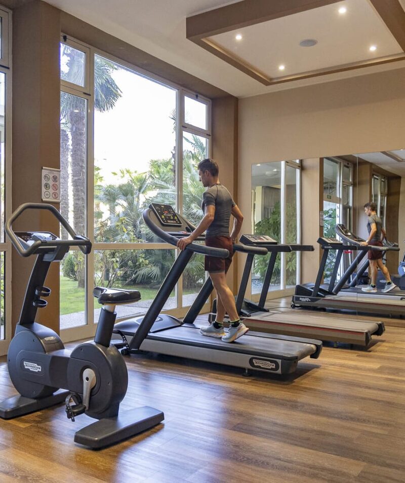Sala fitness luminosa e moderna
