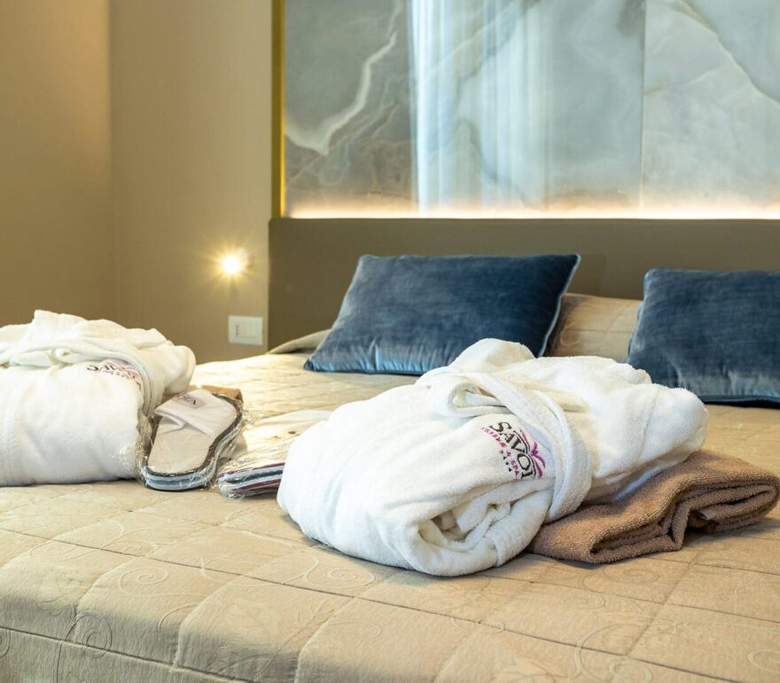 Camera con accappatoi e comfort spa.