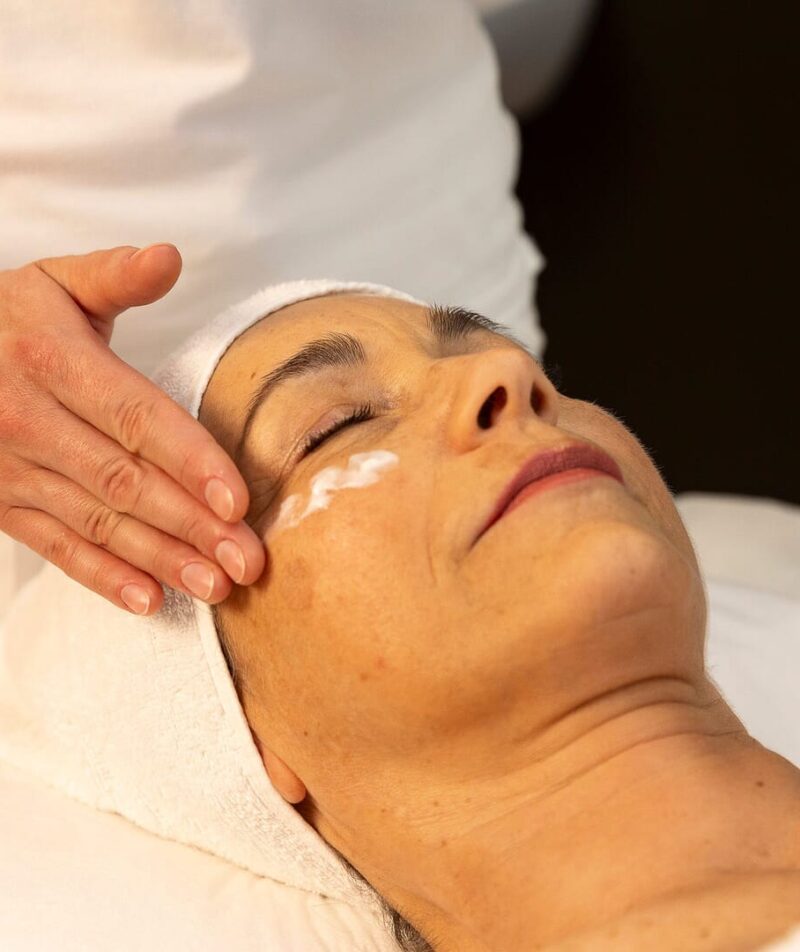 Donna riceve trattamento viso in centro benessere.