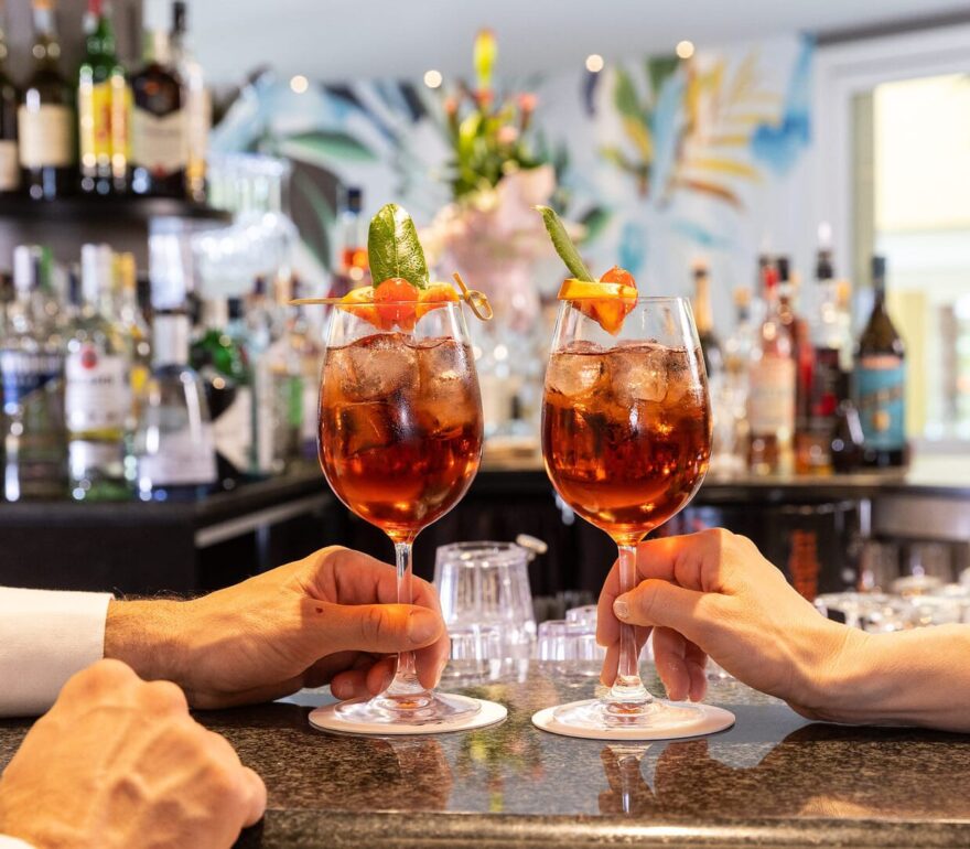 Ospiti brindano con cocktail al bar