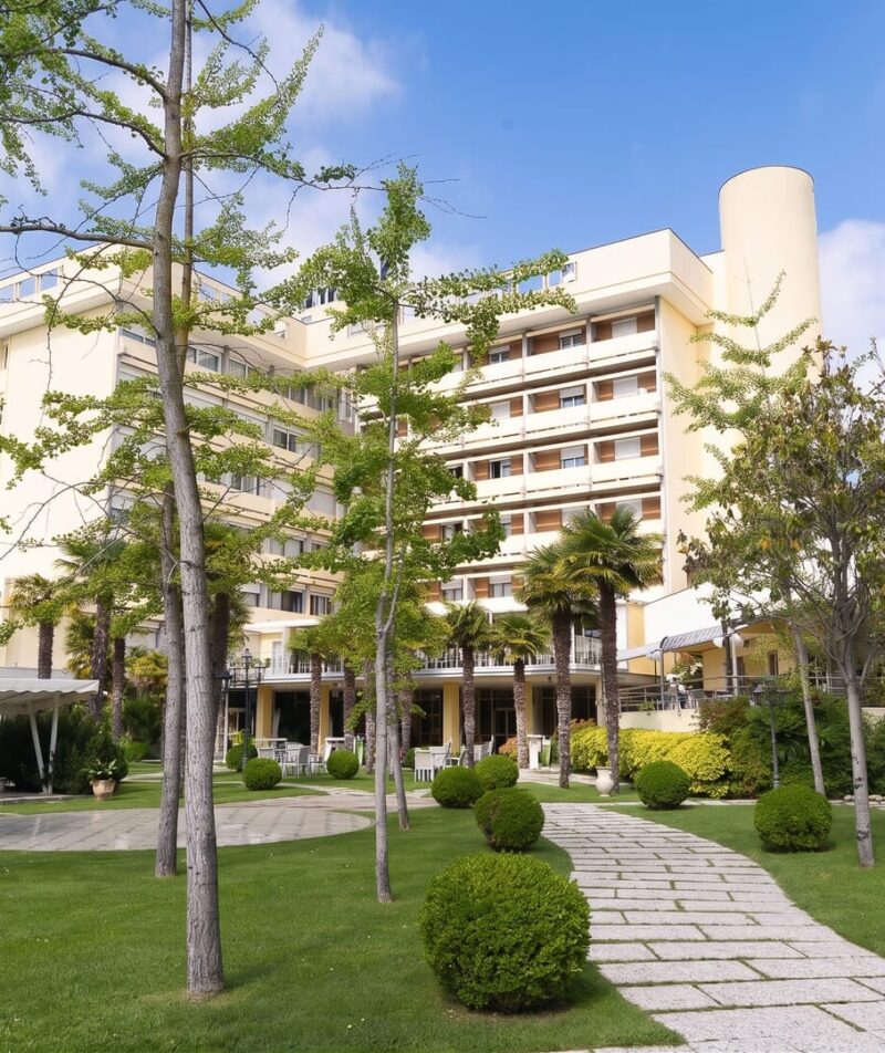 Ingresso accogliente dell'hotel con giardino.