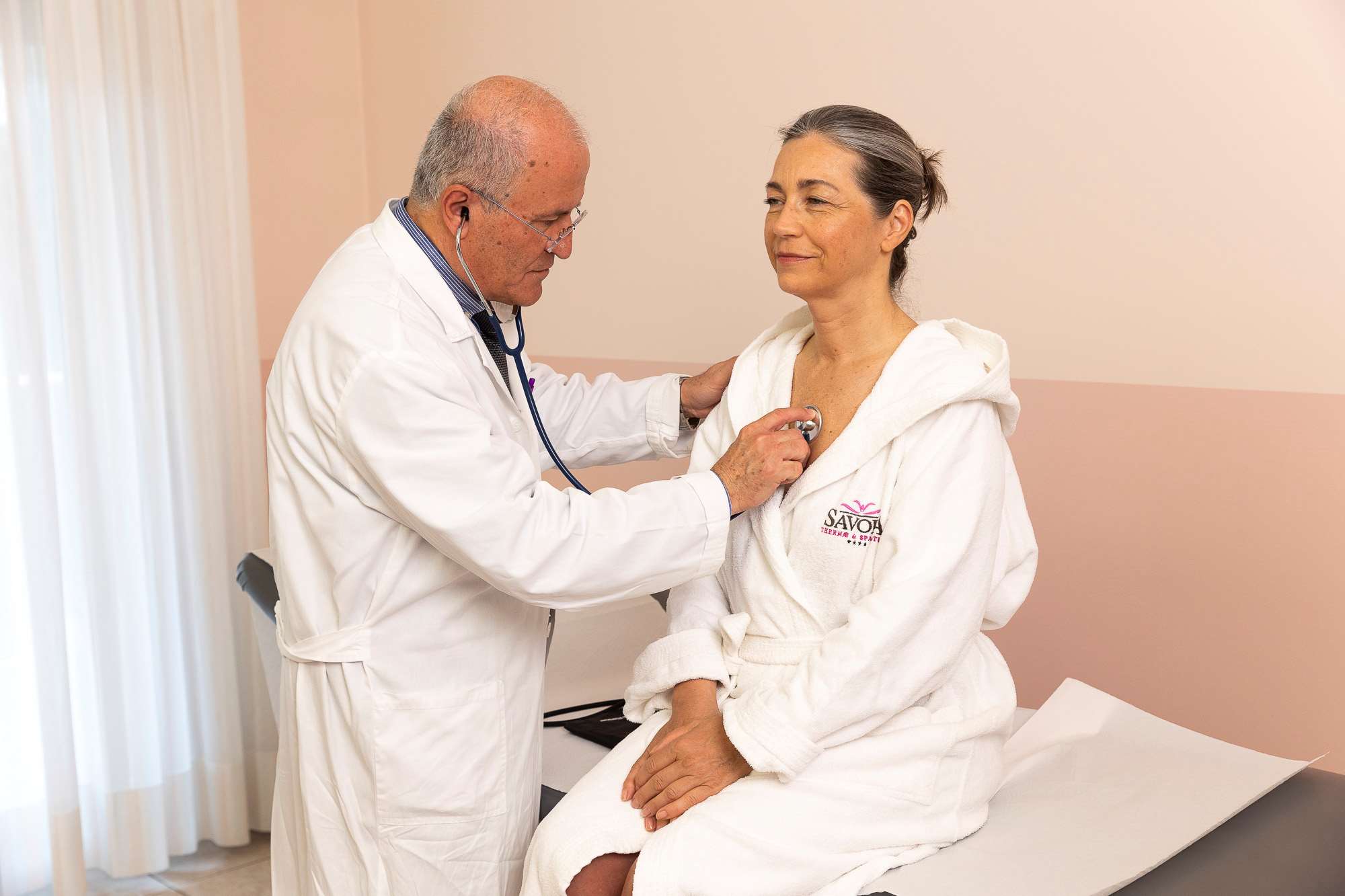 Medico e paziente in visita a spa