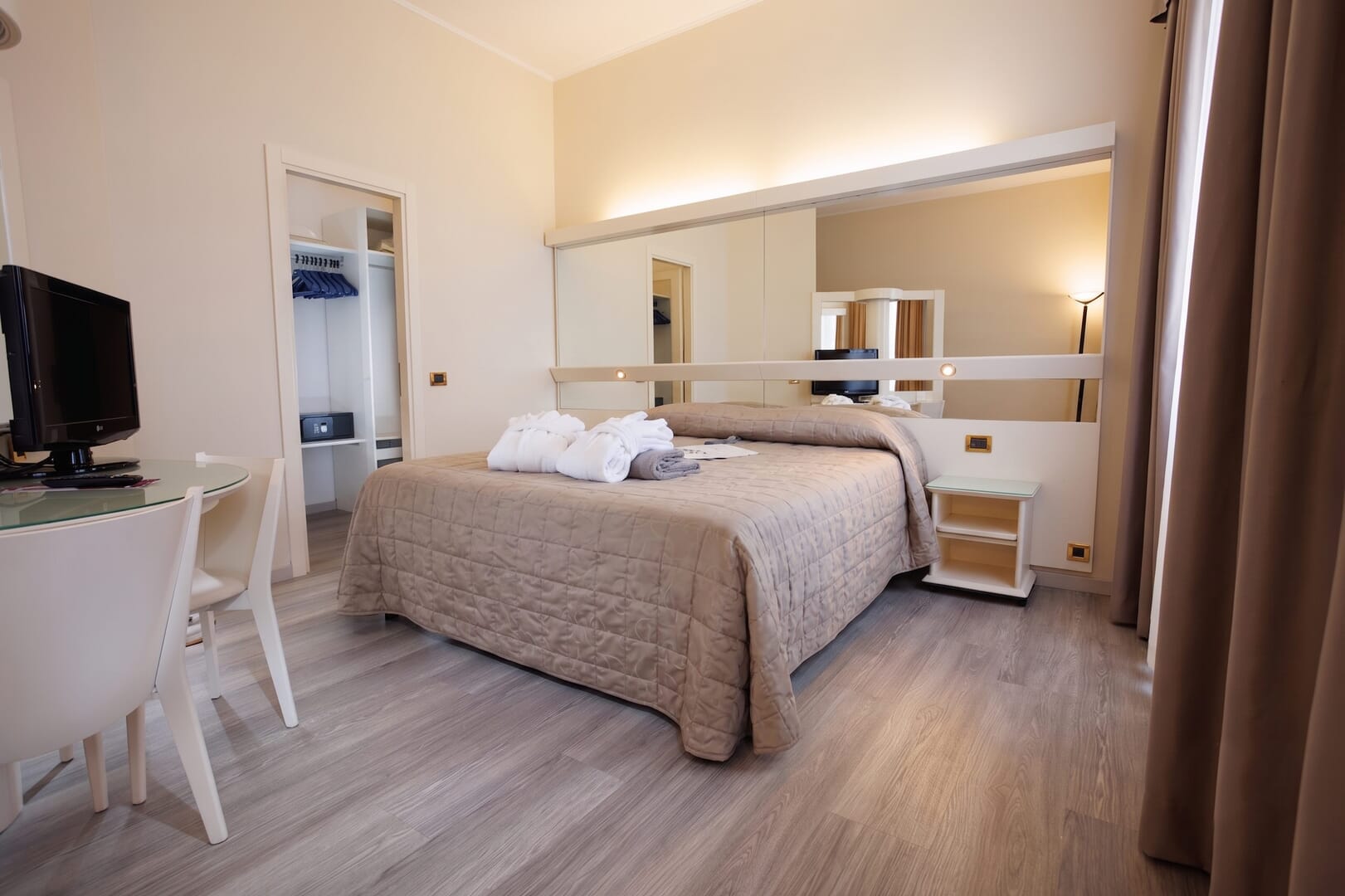 Stanza accogliente con letto matrimoniale