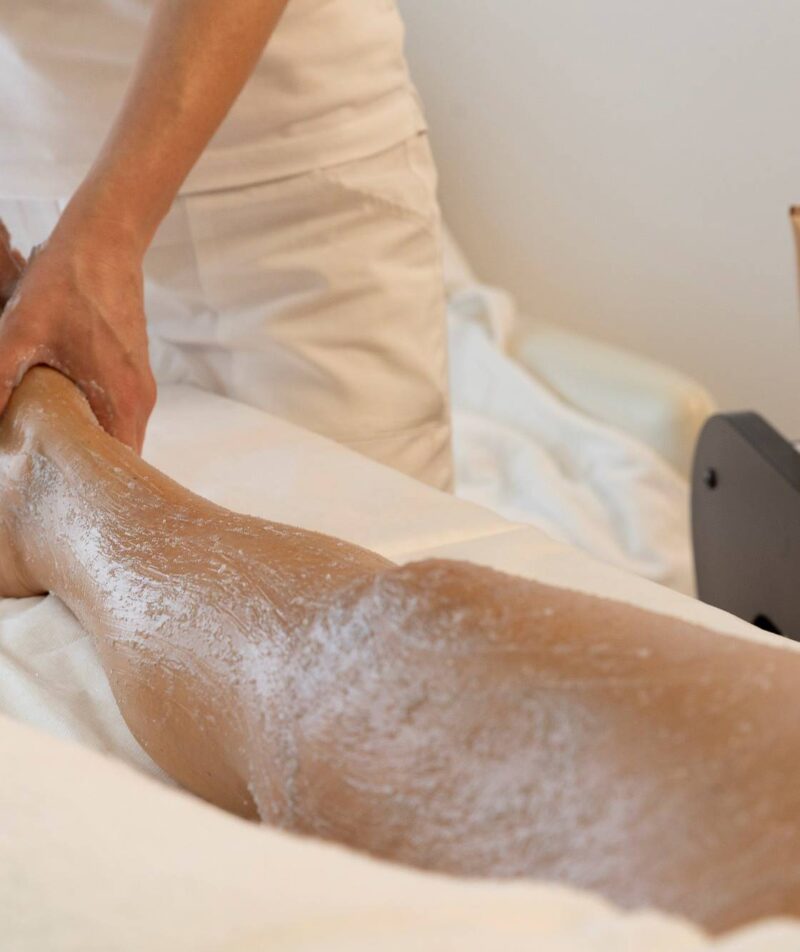 Mani delicate offrono massaggio rilassante.